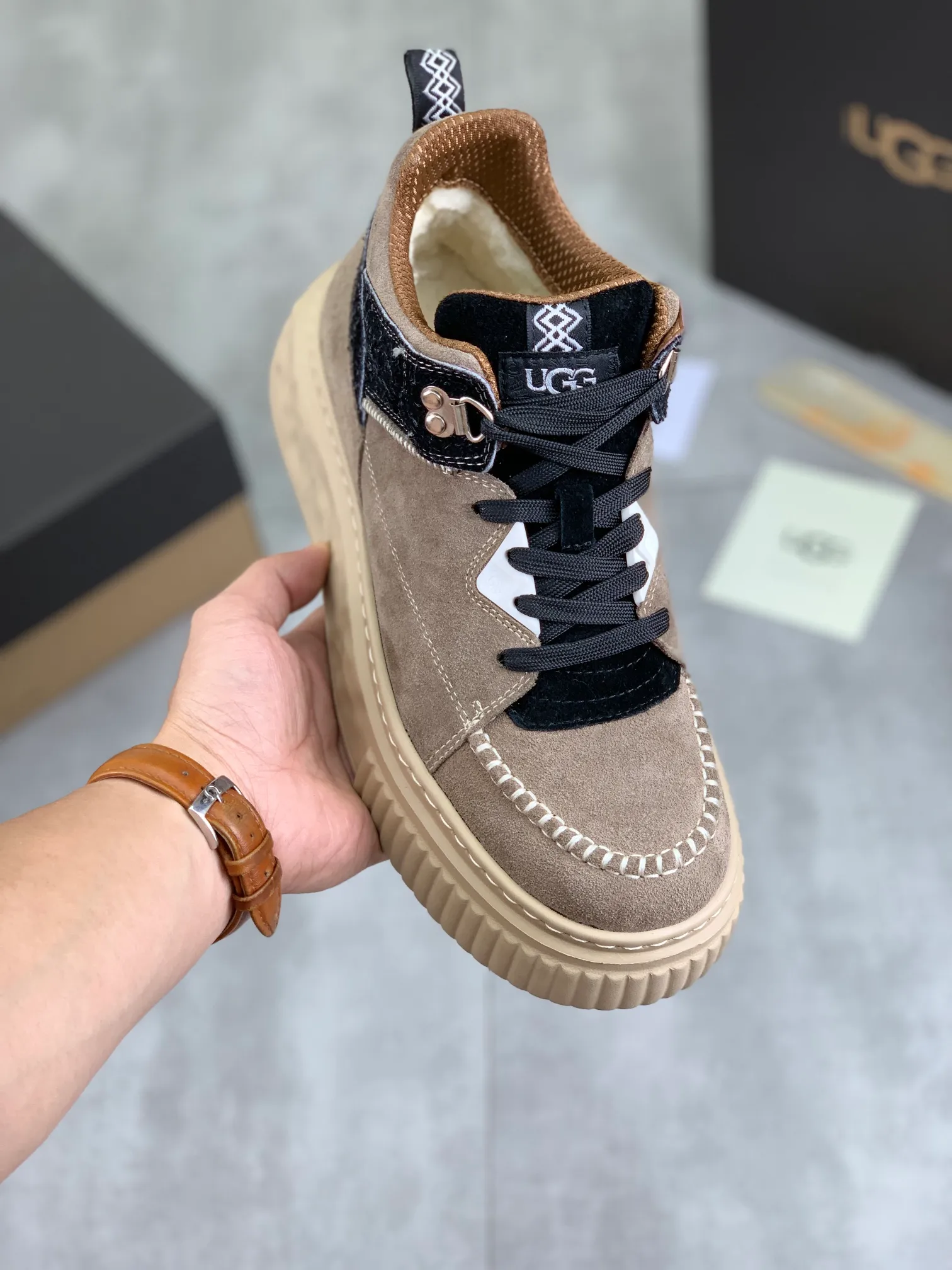 Men's shoes 💰P640 [New style] 💰 🆘 "Real wool" [UGG] 👉The popular men's shoes are synchronized with the official website 🔰The quality of the genuine products [satisfied] is not comparable to the imitations in the general market 🌀The upper is imported Italian frosted cowhide, and the lining is: foot pad 🅰️ grade 🐑Real wool👻Only Grade A can show the effect The hand feels smooth and delicate 🔱The shoe shape is grand, only genuine manufacturers can do it 🎄The perfect toughness of the original outsole 👻⬛️ allows customers to say goodbye to one-time consumption. Real wool lining, super warm. Available in black, brown and gray. Size: 39-44